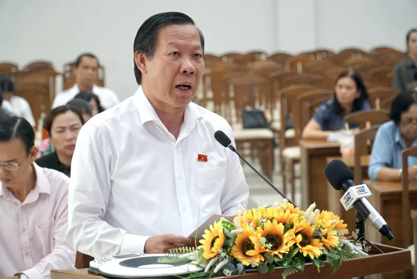 ĐB Phan Văn Mãi, Chủ nhiệm Ủy ban Kinh tế và Tài chính QH, trả lời ý kiến cử tri. Ảnh: BẢO PHƯƠNG phan-van-mai-4.JPG ĐB Phan Văn Mãi: Việc sắp xếp cần ‘giữ mạch’ ổn định, không ảnh hưởng người dân