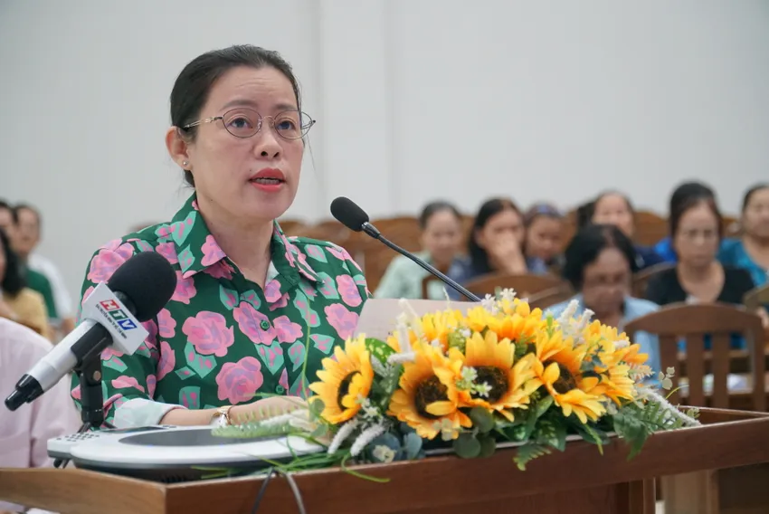 Cử tri Huỳnh Thường Hân (quận 4) nêu ý kiến. Ảnh: BẢO PHƯƠNG phan-van-mai-5.JPG