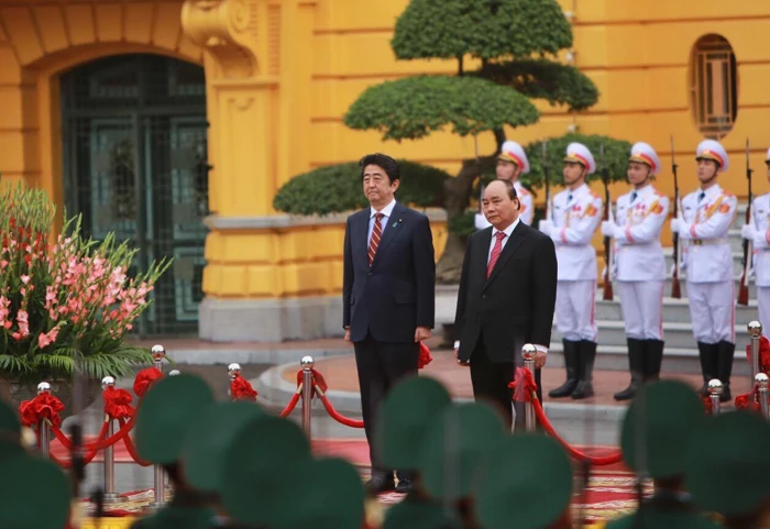 Thủ tướng Nguyễn Xuân Phúc trong buổi lễ tiếp đón Thủ tướng Nhật Shinzo Abe hồi 2017. Ảnh: VGP NEWS Quan_he_Viet_Nhat_1_2 - Copy.png
