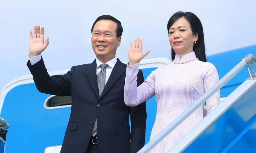 Chủ tịch nước Võ Văn Thưởng và phu nhân vẫy chào trước khi lên đường thăm Nhật hôm 26-11. Ảnh:TTXVN Quan hệ Việt-Nhật.png