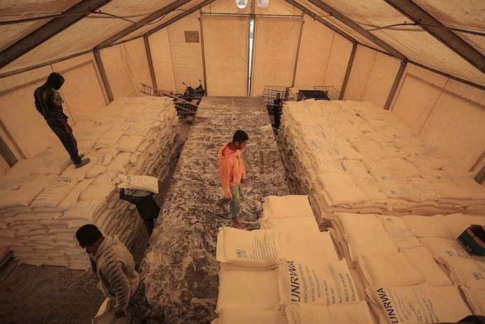 UNRWA phân phát bột mì cho các gia đình ở khu vực Al-Mawasi của TP Khan Younis (Dải Gaza) vào ngày 21-11. Ảnh: THE WASHINGTON POST imrs-_11_.jpg