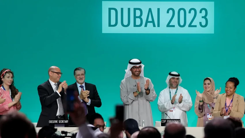 Chủ tịch Hội nghị COP28 - ông Sultan Ahmed Al Jaber (giữa) và các đại biểu tại phiên bế mạc hội nghị hôm 13-12. Ảnh: AFP Hội nghị COP28 bế mạc, thông qua thỏa thuận 'lịch sử'