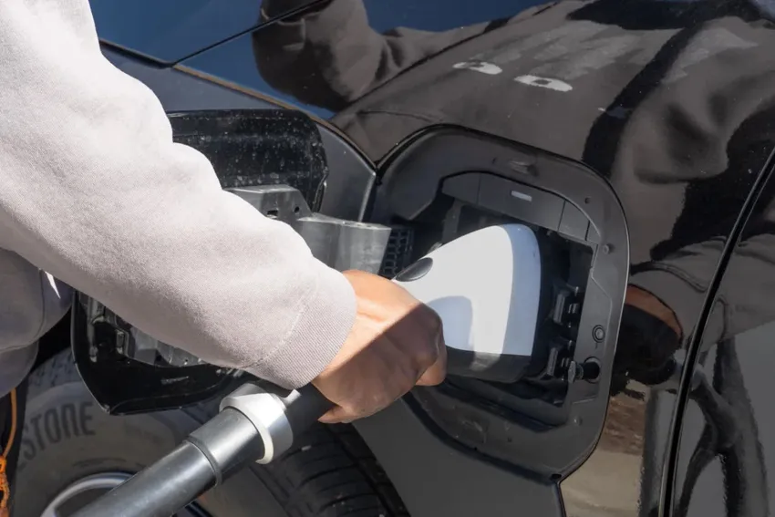 Xe điện giúp hạn chế sử dụng nhiên liệu hóa thạch, giúp ích cho cuộc chiến chống biến đổi khí hậu. Ảnh: GETTY IMAGES 231221065738-restricted-electric-vehicle-charging-station-colorado-2143.jpg