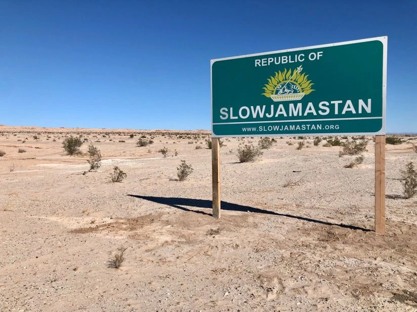 Biển tên của Slowjamastan. Ảnh: CNN 230412093744-01-slowjamastan-micronation-sign-9688-2734.jpg