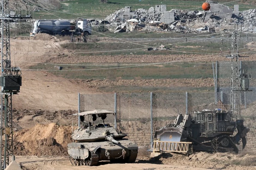 Xe tăng và xe ủi đất bọc thép lăn bánh dọc khu vực tiếp giáp giữa Israel và Gaza. Ảnh: AFP Israel-thiet-lap-vung-dem-o-Gaza.jpg