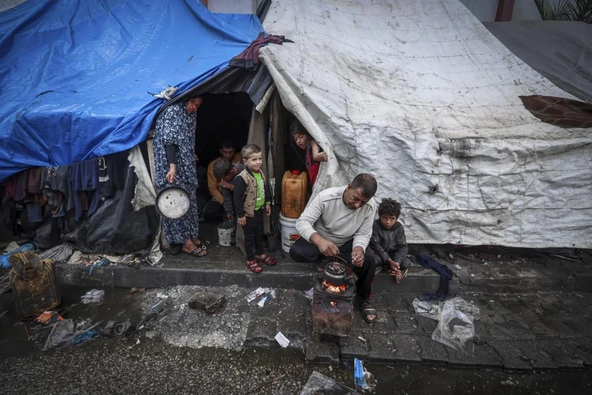 Một người dân ở Gaza pha trà bên ngoài lều tạm hôm 10-4. Ảnh: AFP gettyimages-2144496199-2.webp