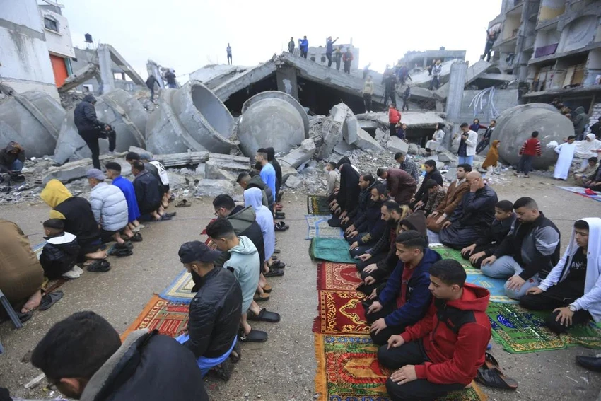 Người dân cầu nguyện dịp lễ Eid al-Fitr tại một nhà thờ ở Rafah (nam Gaza). Ảnh: GETTY IMAGES Le-Eid al-Fitr-o-Gaza.webp