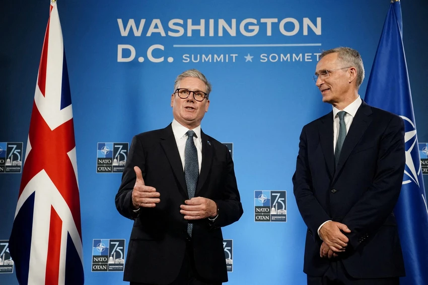 Thủ tướng Anh Keir Starmer (trái) và Tổng thư ký NATO Jens Stoltenberg (phải) ở hội nghị thượng đỉnh kỷ niệm 75 năm thành lập NATO tại Washington DC (Mỹ), ngày 10-7. Ảnh: REUTERS thủ tướng anh.png