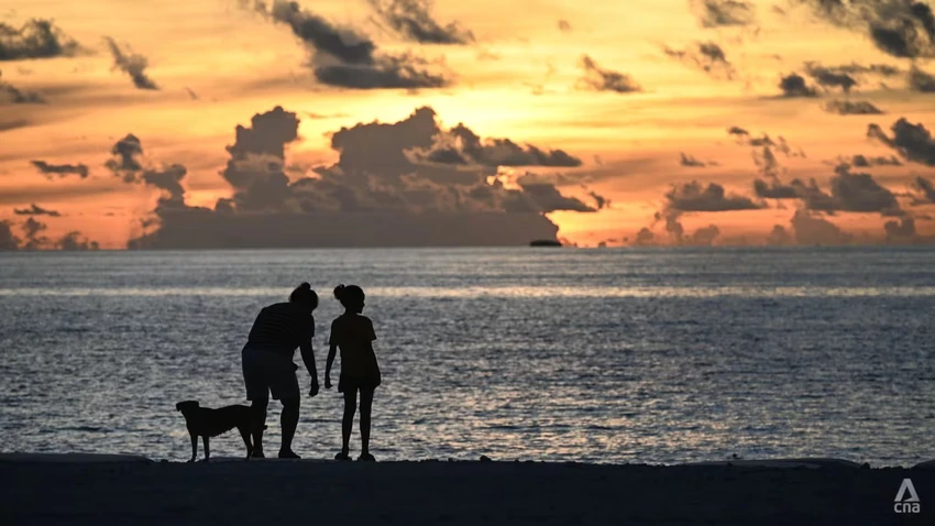 Người dân Tuvalu bên bờ biển. Ảnh: CNA tuvalu-15.jpg