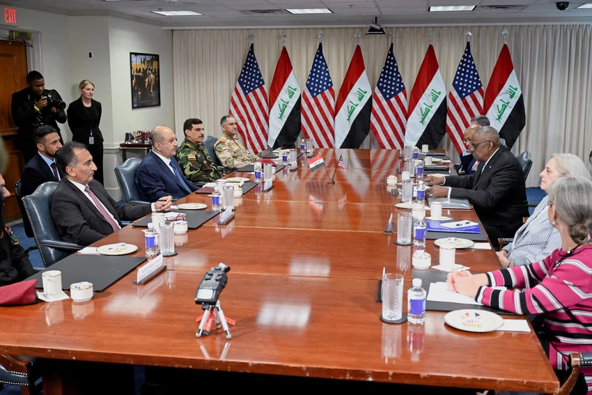 Bộ trưởng Quốc phòng Mỹ Lloyd Austin (giữa, phải) gặp Bộ trưởng Quốc phòng Iraq Muhammad Al-Abbasi tại Lầu Năm Góc ở Washington D.C (Mỹ) ngày 23-7. Ảnh: REUTERS kế hoạch rút quân của mỹ.png