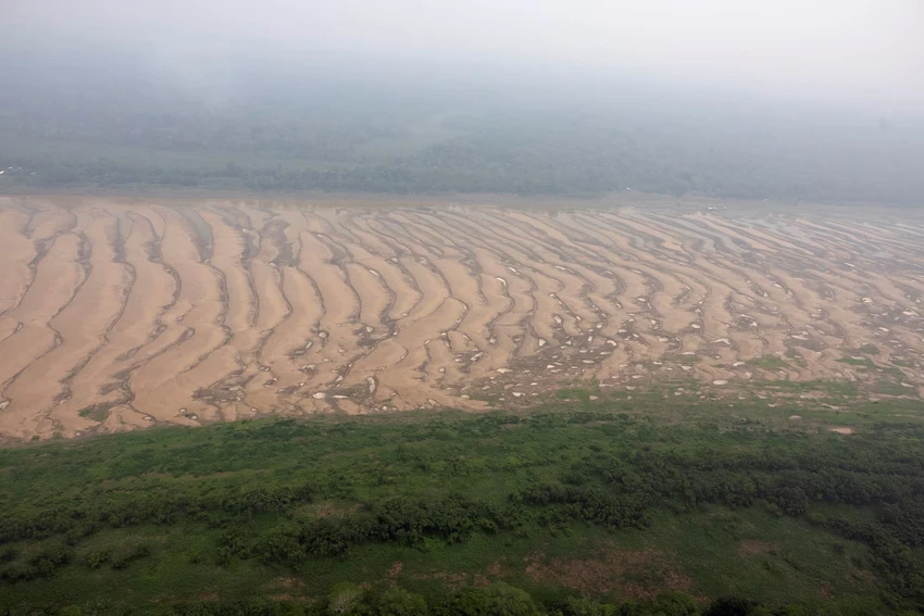 Hình ảnh một đoạn của con sông Solimoes bị khô cạn trơ đáy, gần Tefe, bang Amazonas (Brazil) ngày 17-9. Ảnh: REUTERS hạn hán lịch sử amazon 5.png