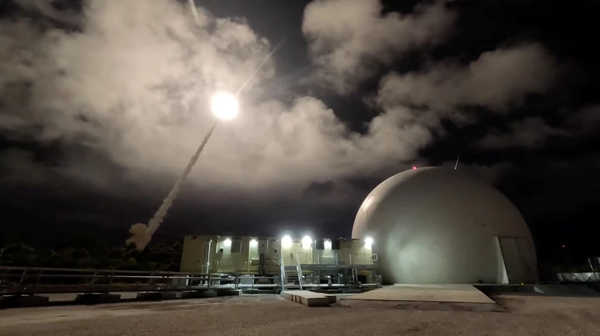 Tên lửa Standard Missile-3 Block IIA được phóng từ Hệ thống Aegis Guam, tại Căn cứ Không quân Andersen, Guam (Mỹ), ngày 10-12. Ảnh: REUTERS Thử nghiệm đánh chặn tên lửa đạn đạo Mỹ Guam.png
