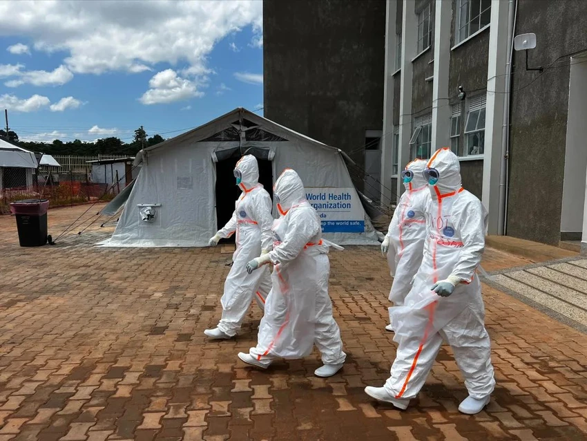 Nhân viên y tế mặc đồ bảo hộ bước vào khu vực điều trị bệnh nhân nhiễm Ebola tại Uganda. Ảnh: CNN 221116122451-02-ebola-in-uganda.jpg