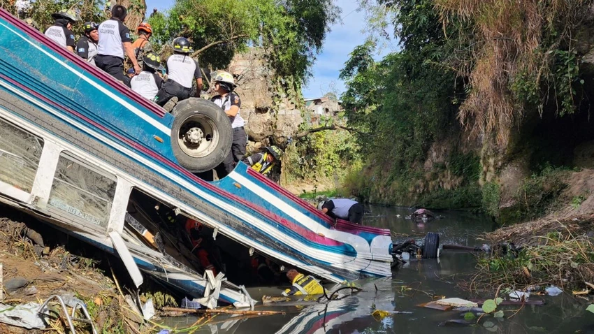 tai nạn xe buýt lao xuống suối ở guatemala.png