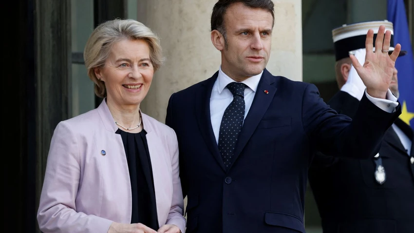Tổng thống Pháp Emmanuel Macron (phải) và Chủ tịch Ủy ban châu Âu Ursula von der Leyen tham dự hội nghị thượng đỉnh khẩn cấp của các nhà lãnh đạo châu Âu tại Paris (Pháp) ngày 17-2. Ảnh: AFP. Tổng thống Mỹ Trump châu âu (2).png