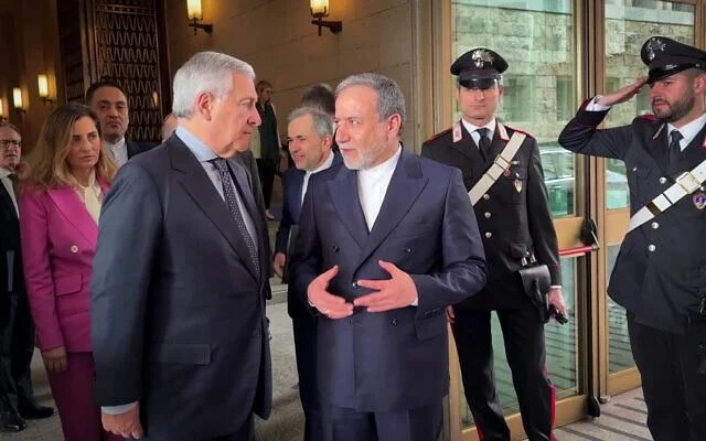 Ngoại trưởng Ý Antonio Tajani (trái) gặp Ngoại trưởng Iran Abbas Araghchi tại Rome hôm 19-4, trước khi Iran và Mỹ bước vào đàm phán hạt nhân vòng 2. Ảnh: AFP AFP__20250419__42UB4T2__v2__HighRes__ItalyIranUsDiplomacyNuclear-e1745067308887-640x400.jpg