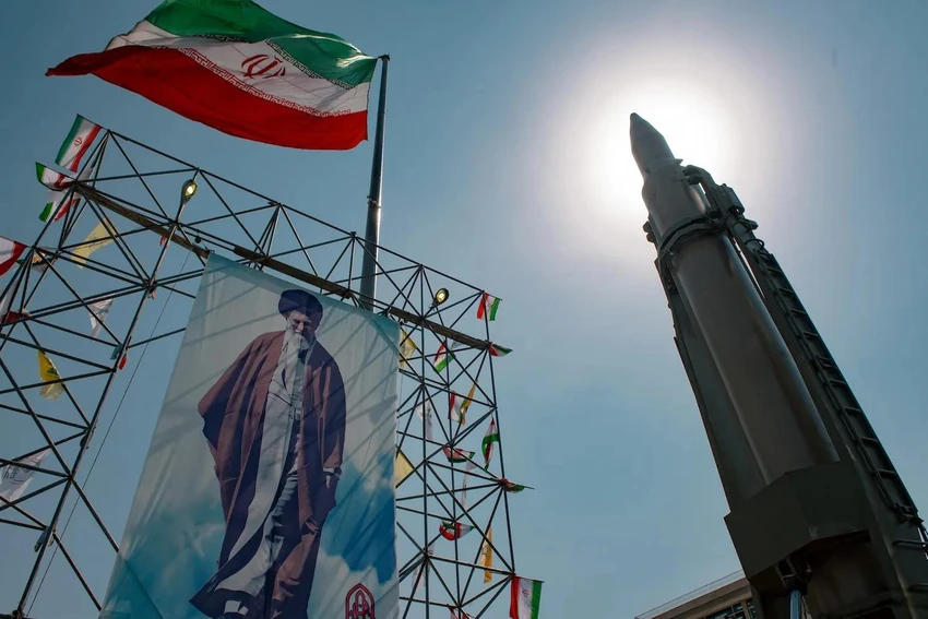 Áp phích có hình Lãnh tụ tối cao Iran Ali Khamenei được đặt cạnh một tên lửa đạn đạo tại Quảng trường Baharestan ở Tehran (Iran) vào tháng 9-2024. Ảnh: AFP Tương lai vòng đàm phán hạt nhân thứ ba giữa Mỹ và Iran