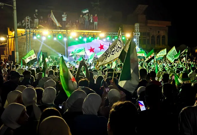 Cờ Syria và cờ Saudi Arabia tung bay trong pháo hoa và sự reo hò của người dân. Ảnh: SANA Cờ Syria và cờ Saudi Arabia tung bay trong pháo hoa và sự reo hò của người dân.jpg