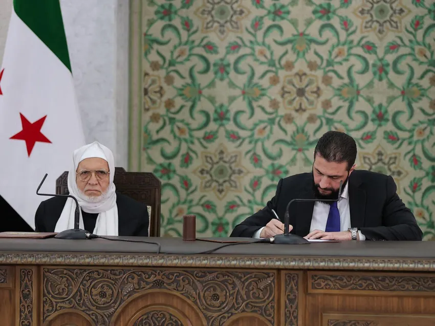 Tổng thống lâm thời Syria Ahmed al-Shara (phải) ký một văn bản vào tháng 3. Ảnh: AFP Mỹ mong đợi gì trong mối quan hệ mới với Syria?