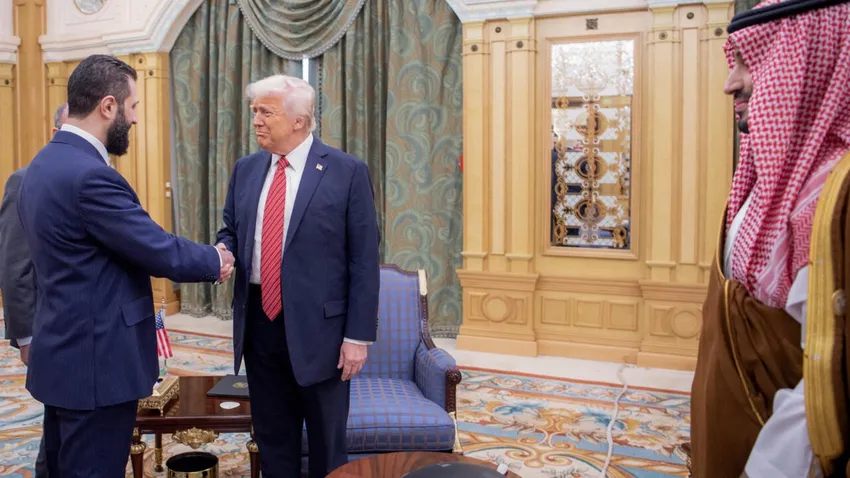 Tổng thống Mỹ Donald Trump bắt tay với Tổng thống lâm thời Syria Ahmed al-Sharaa tại Riyadh (Saudi Arabia) vào tháng 5. Ảnh: AFP Quan-he-moi-voi-Syria.jpg