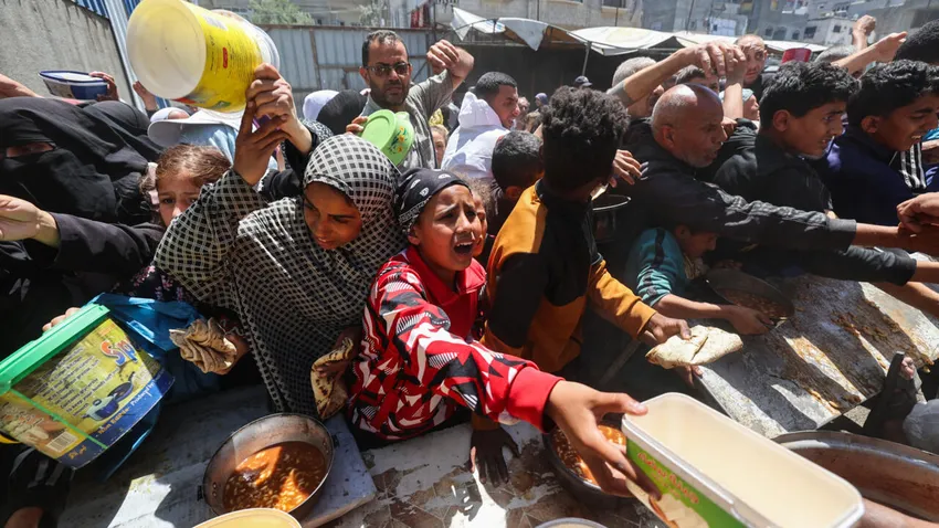 Người dân Gaza xếp hàng chờ nhận thức ăn từ thiện vào tháng 4. Ảnh: Eyad Baba/AFP 000_43KU4KE.jpg