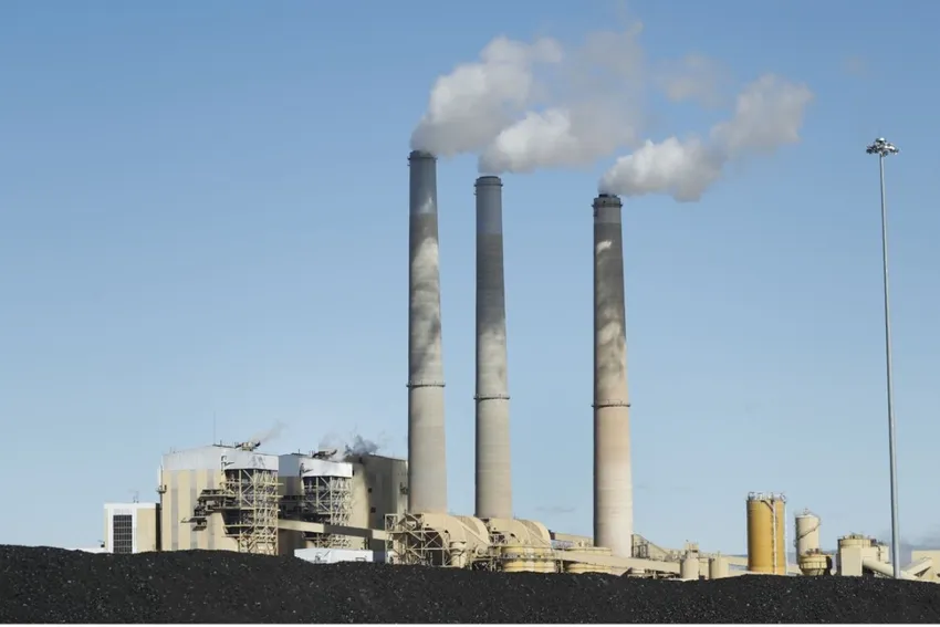 Những đống than trước nhà máy điện chạy bằng than tại bang Utah (Mỹ). Ảnh: AFP 938dba9a-ada7-11e7-9cb1-5f6b75e2d8b2_1280x720_190710.jpg