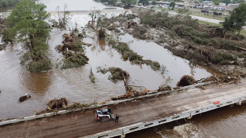 Mưa lũ ở bang Texas (Mỹ) vào tháng 7. Ảnh: THE NEW YORK TIMES pol-newsletter1-hlkm-videoSixteenByNineJumbo1600-v2.jpg