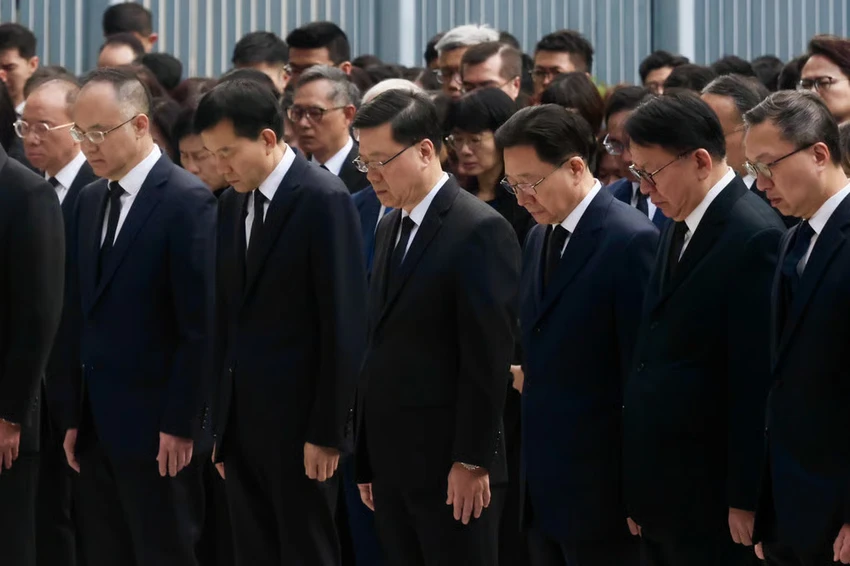 Các quan chức chính quyền Hong Kong dành 3 phút mặc niệm vào sáng 29-11 để tưởng nhớ các nạn nhân. Ảnh: SOUTH CHINA MORNING POST Chung-cu-Hong-Kong.jpg