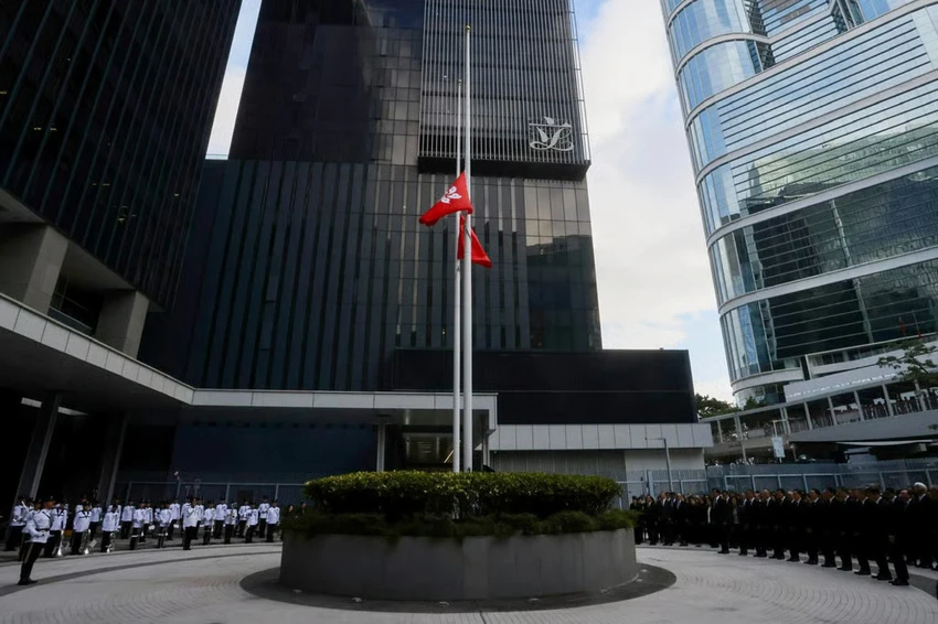 Một cơ quan tại Hong Kong treo cờ rủ tưởng nhớ nạn nhân trong vụ cháy khu chung cư Wang Fuk Court. Ảnh: SOUTH CHINA MORNING POST Hong-Kong.jpg