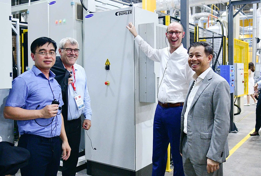 Chủ tịch và Phó Chủ tich Hạ viện Thụy Sĩ, Martin Candinas và Eric Nussbaumer (thứ 2 và 3 từ phải sang), thăm nhà máy VinFast, nơi sử dụng nhiều thiết bị do các tập đoàn Thụy Sĩ như Bühler, ABB… chế tạo hồi tháng 6-2023. Ảnh: Hạ viện Thụy Sĩ kinh-te-viet-nam-kinh-te-thi-truong