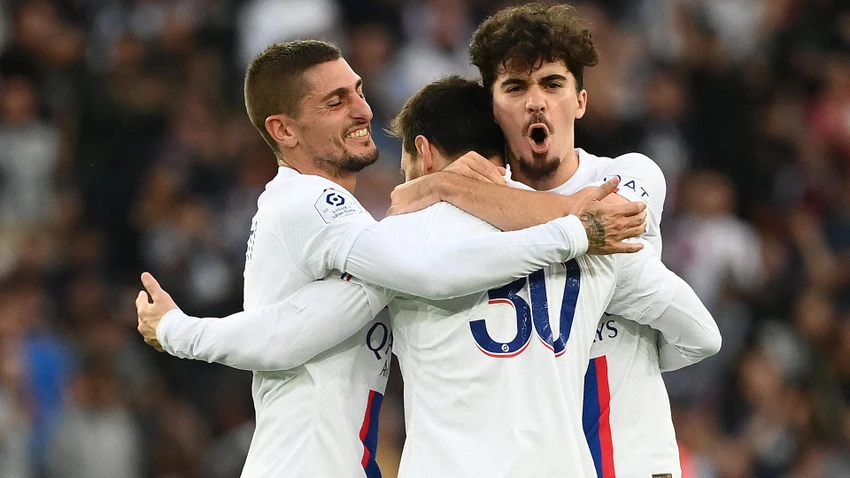 Tiền vệ Vitinha đã lên tiếng phủ nhận mọi cáo buộc Messi xúc phạm anh khi còn ở PSG. Ảnh: GETTY. Messi-vitinha.jpg