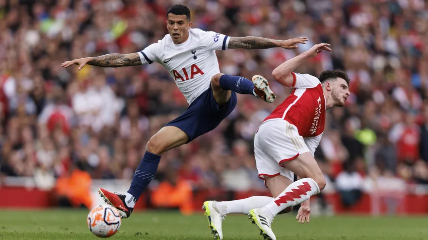 Declan Rice bị chấn thương phải rời sân trong khi người thay thế Jorginho đã gây ra bàn thua cho Arsenal. Ảnh: GETTY. rice-arsenal.jpg