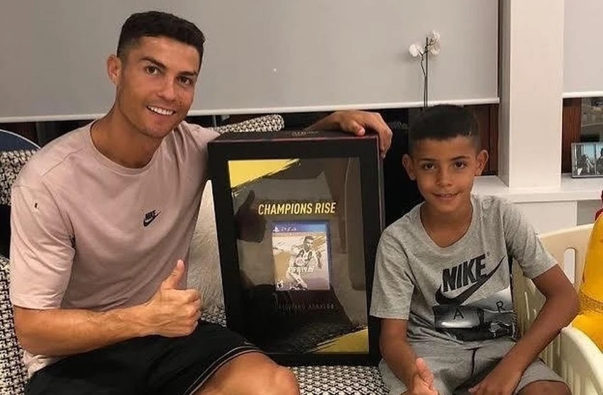 Ronaldo cho phép con chơi các games bóng đá nhưng không cho sử dụng điện thoại di động. Ảnh: GETTY. ronaldo-cristiano.jpg