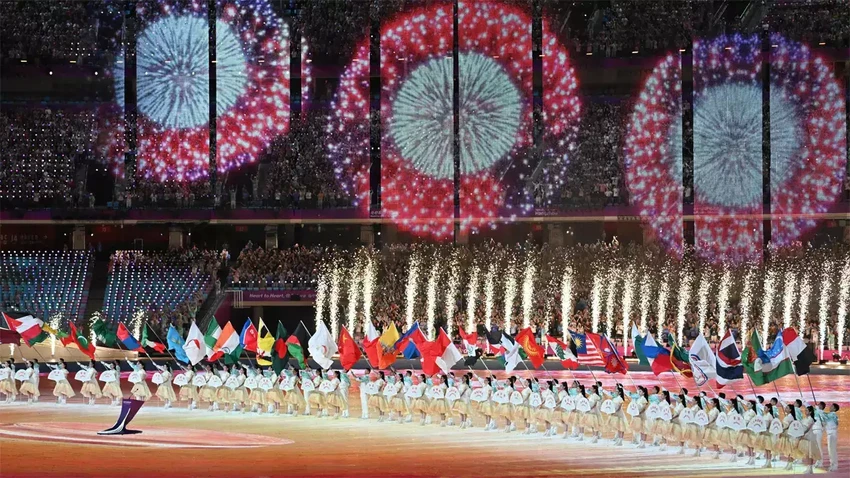 Các nghệ sĩ và diễn viên quần chúng tham gia buổi lễ bế mạc Asian Games 19 đã tập luyện ròng rã gần 3 tháng. Ảnh: HA. asiad-be-mac-3.png