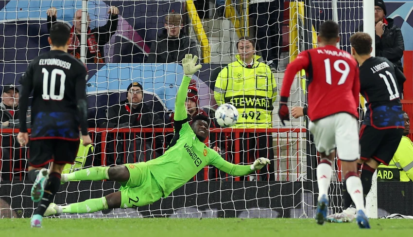 Thủ môn Onana hóa người hùng khi cản phá thành công cú sút 11 mét của Larson. Ảnh: GETTY. onana-man-united.jpg