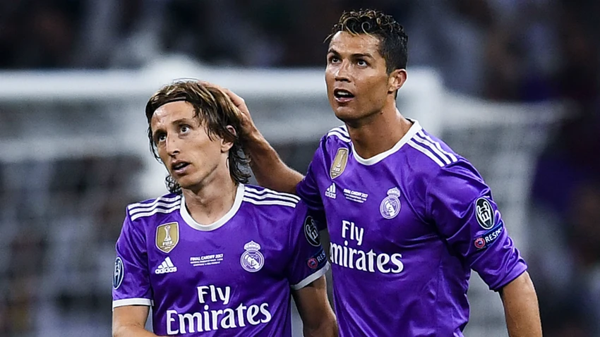 Ronaldo rất muốn có đồng đội cũ Modric ra sân cùng nhau trong màu áo Al Nassr. Ảnh: GETTY. ronaldo-dua-dong-doi-cu-modric-ve-al-nassr-voi-gia-khung-1-7952.jpg