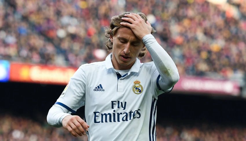 Tiền vệ người Croatia không hài lòng với thời gian thi đấu ít ỏi ở Real Madrid. Ảnh: GETTY. ronaldo-dua-dong-doi-cu-modric-ve-al-nassr-voi-gia-khung-3-7536.jpg