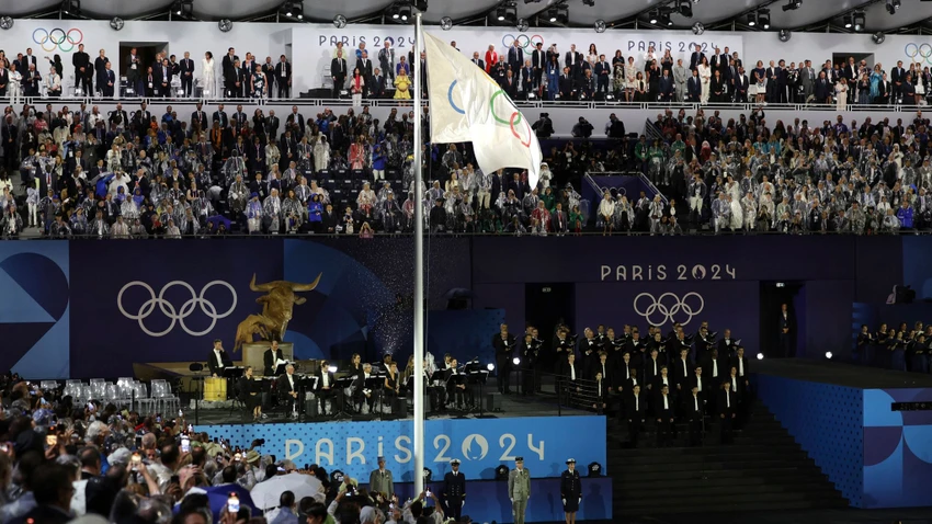 Thượng cờ Olympic Paris 2024. Ảnh: GETTY. giai-ma-nhung-bi-an-trong-le-khai-mac-olympic-paris-2024 (15).jpg
