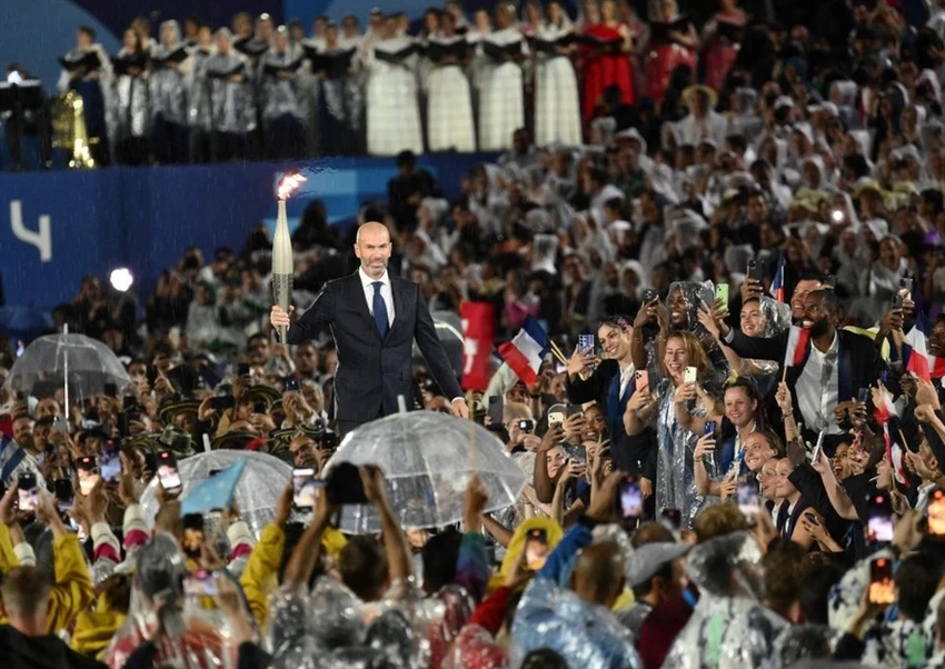 Huyền thoại bóng đá Pháp Zidane rước đuốc đến quảng trường La Concorde. Ảnh: GETTY. khai mac 3.jpg