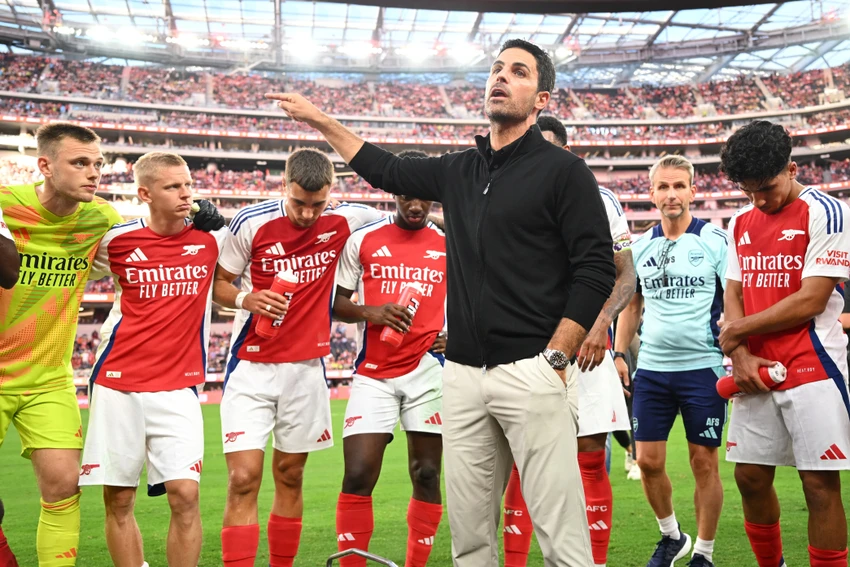 HLV Arteta muốn dạy cho cầu thủ Arsenal một bài học về sự cảnh giác. Ảnh: GETTY. cầu thủ Arsenal