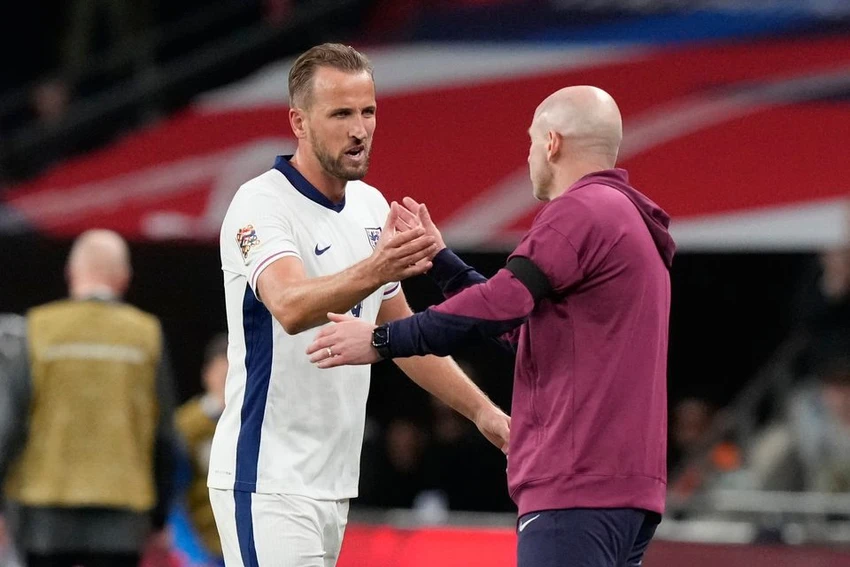 HLV tạm quyền Carsley phấn khích sau cú đúp của Kane. Ảnh: GETTY. doi-truong-harry-kane-lap-cu-dup-trong-lan-thu-100-khoac-ao-tuyen-anh (3).jpg