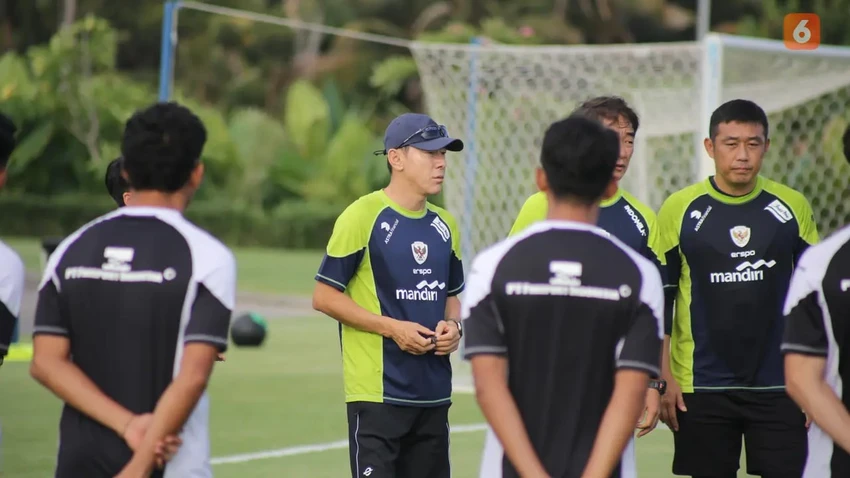 HLV Shin Tae-yong đặt mục tiêu cho đội tuyển Indonesia là vào chung kết AFF Cup 2024. Ảnh: CCT. Justin Hubner và Ivar Jenner
