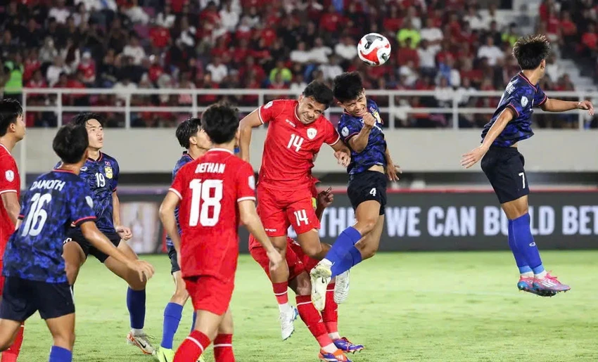 Các cầu thủ Indonesia bị cho là kiệt sức vì phải di chuyển dài với lịch trình thi đấu dày đặc. Ảnh: ANH PHƯƠNG. doi-tuyen-indonesia-nang-ganh-ap-luc-o-chuyen-lam-khach-viet-nam (1).jpg
