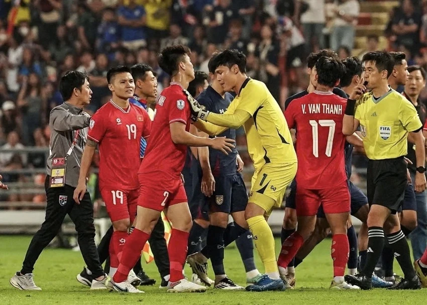 Duy Mạnh và đồng đội phản ứng sau pha ghi bàn của Supachok nhưng trọng tài vẫn công nhận vì không sai luật. Ảnh: ANH PHƯƠNG. ba-pang-khong-kien-trong-tai-nguoi-han-quoc-va-phan-ung-ve-ban-thang-cua-supachok (1).jpg