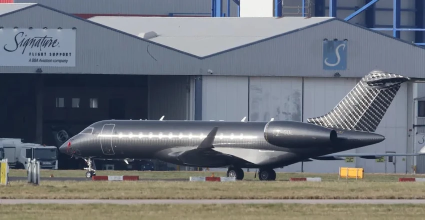Chiếc phản lực Bombardier Global Express 6500 đang nằm ở sân bay Manchester. Ảnh: GETTY. máy bay phản lực hạng sang của Ronaldo