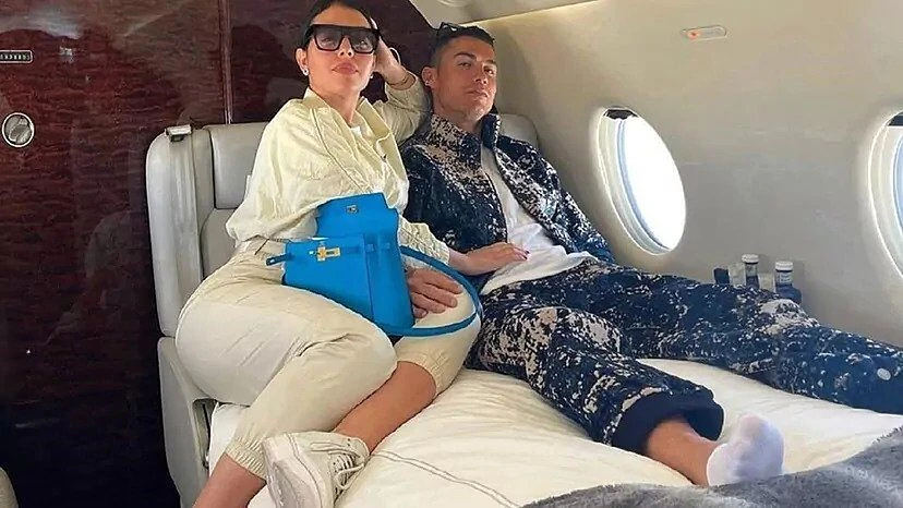 Ronaldo và bạn gái trên chiếc máy bay hạng sang. Ảnh: GETTY. may-bay-phan-luc-hang-sang-cua-ronaldo-gap-su-co (3).jpg