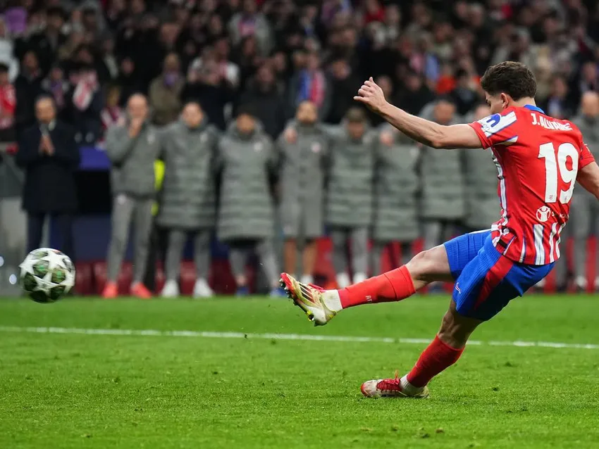 Cú trượt chân tai hại của Alvarez. Ảnh: GETTY. hlv-diego-simeone-tuc-gian-ve-quyet-dinh-huy-ban-thang-cua-alvarez (2).jpg