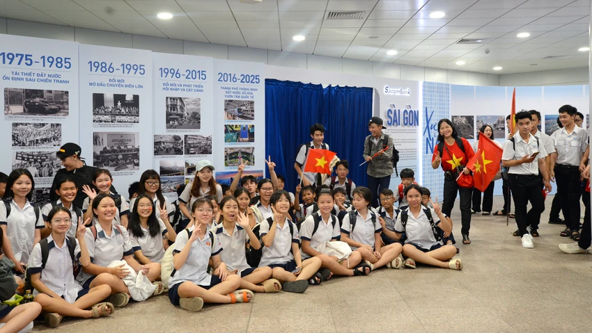 Các học sinh tìm hiểu về những giai đoạn phát triển của Sài Gòn xưa và nay qua nhiều hình ảnh đẹp tại ga Bến Thành (Metro 1). trien-lam-anh-sai-gon-xua-va-nay (5).JPG