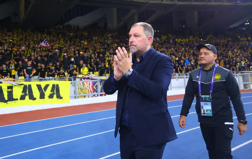 HLV Cklamovski cần sự đoàn kết trong lòng đội tuyển Malaysia và người hâm mộ. Ảnh: AFC. doi-tuyen-malaysia-ran-nut-ve-ngoai-binh-nhap-tich-sau-tran-thang-viet-nam (1).jpg