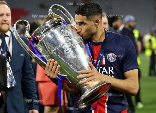 Hakimi et son avocat nient tout acte répréhensible. Photo : EPA. hau-ve-hakimi-peut-s'asseoir-pendant-15-ans-en-raison-d-une-agression-sexuelle (1).jpg